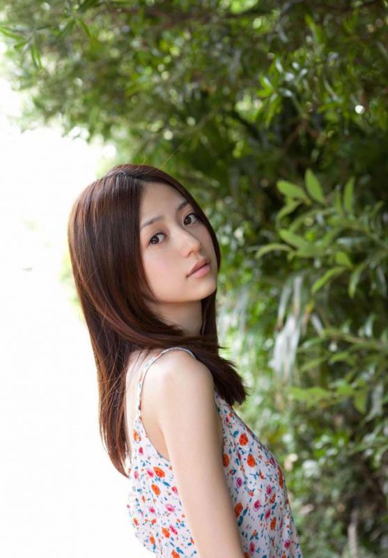 逢泽莉娜清新碎花裙迷人写真