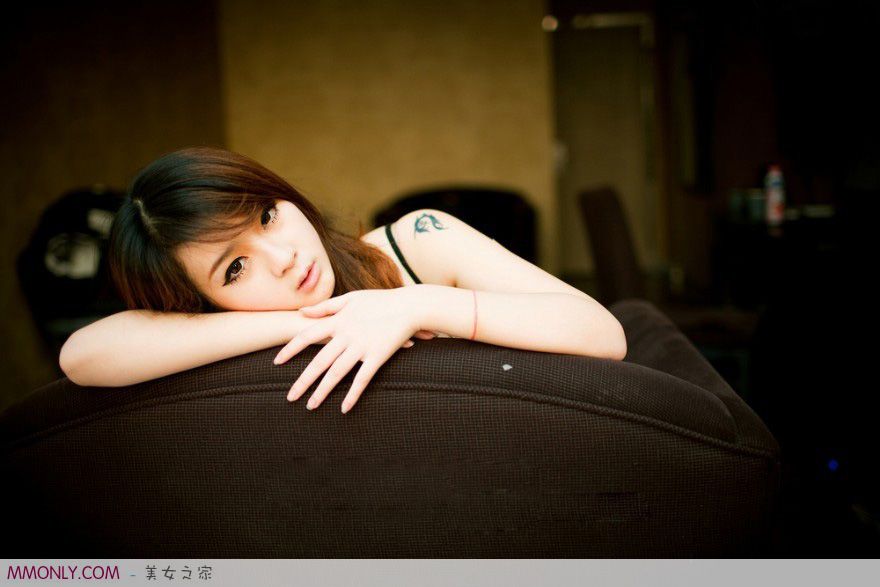 性感睡衣美女酒店床上诱人写真
