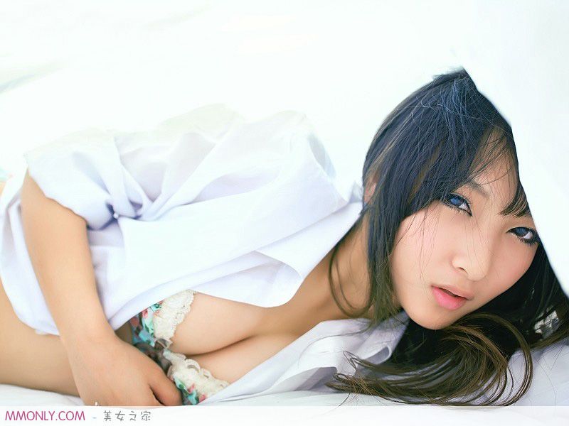 性感大胸美女私房床上诱人写真