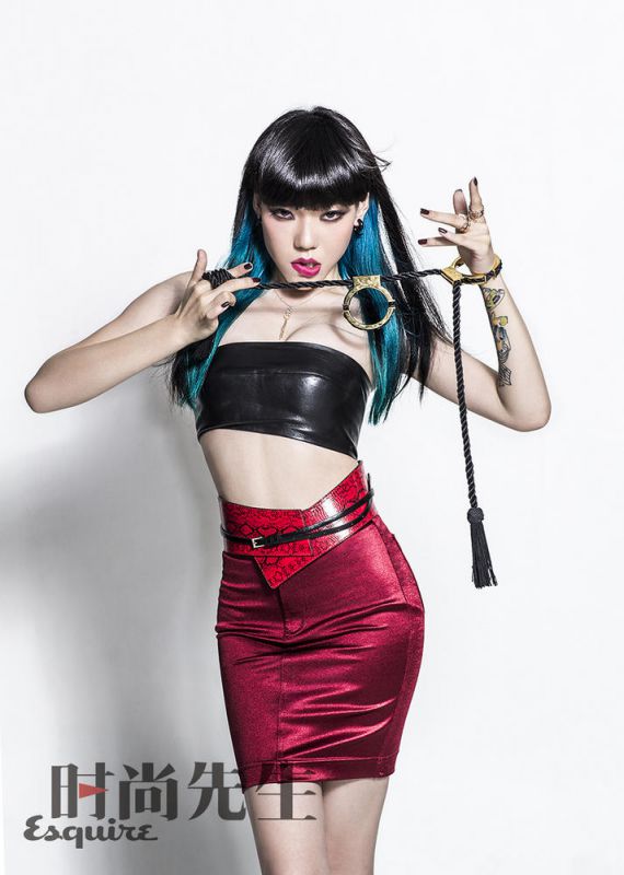 吴莫愁紧身包臀短裙秀美臀诱惑