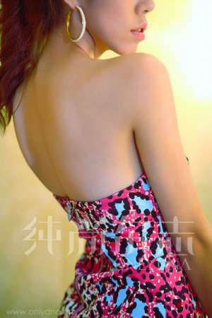 性感裹胸短裙美女私房诱人写真