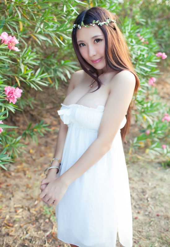 花环美女海边秀巨乳诱人写真