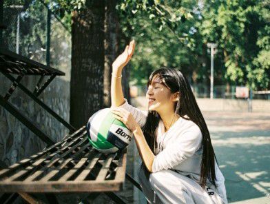 清纯美女宋伊人球场高清写真照