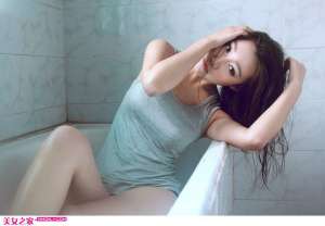 90后美女浴室诱人私房照