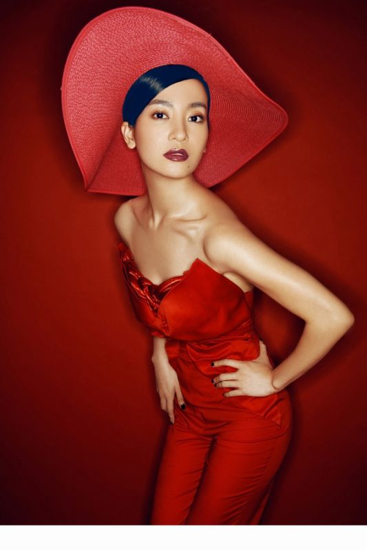 美女李晟红裙迷人写真秀美臀