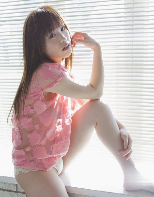 透视装翘臀美女私房写真