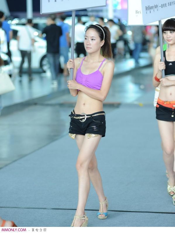 短裤美女车展高清写真