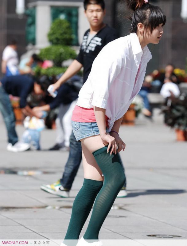 街拍丝袜可爱美女高清写真