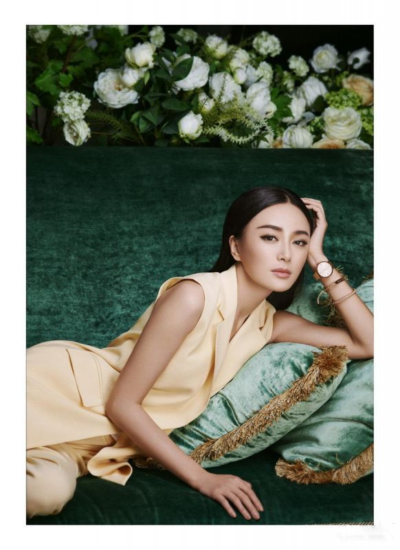 秦岚性感红唇时尚高清写真
