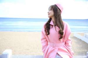 气质美女金莎海边游玩写真