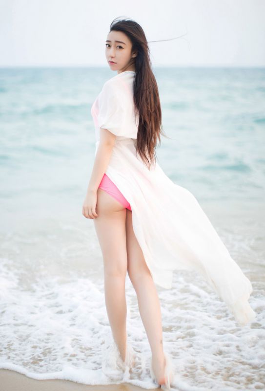 朵比性感比基尼海边诱人写真