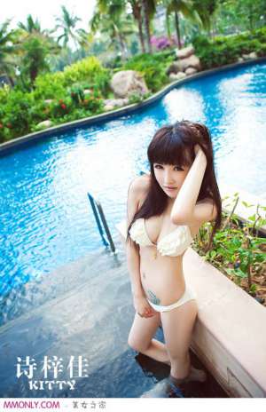 可爱内衣美女泳池诱人写真