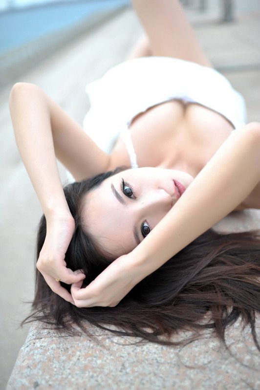 傅颖白色比基尼诱人写照