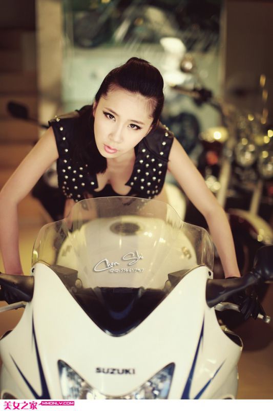 彪悍机车美女美臀美腿演绎另类性感