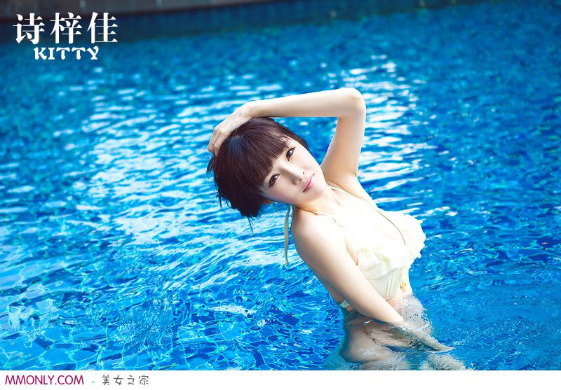 可爱内衣美女泳池诱人写真