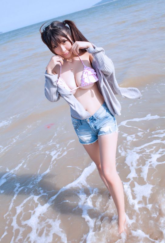 性感巨乳美女莫晓茜海南旅拍诱人写真