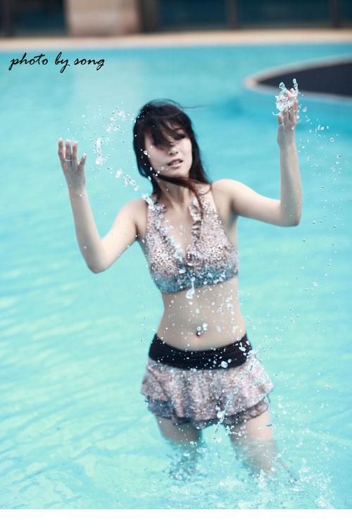豹纹比基尼美女泳池湿身照