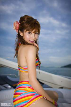 比基尼美女游艇性感写真