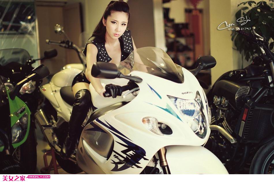 彪悍机车美女美臀美腿演绎另类性感