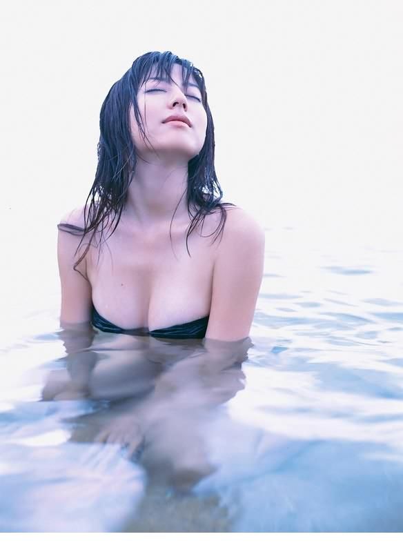 宅男酥胸女神杉本有美沙滩比基尼性感写真