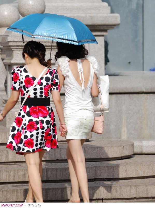 街拍性感露美背美女高清写真