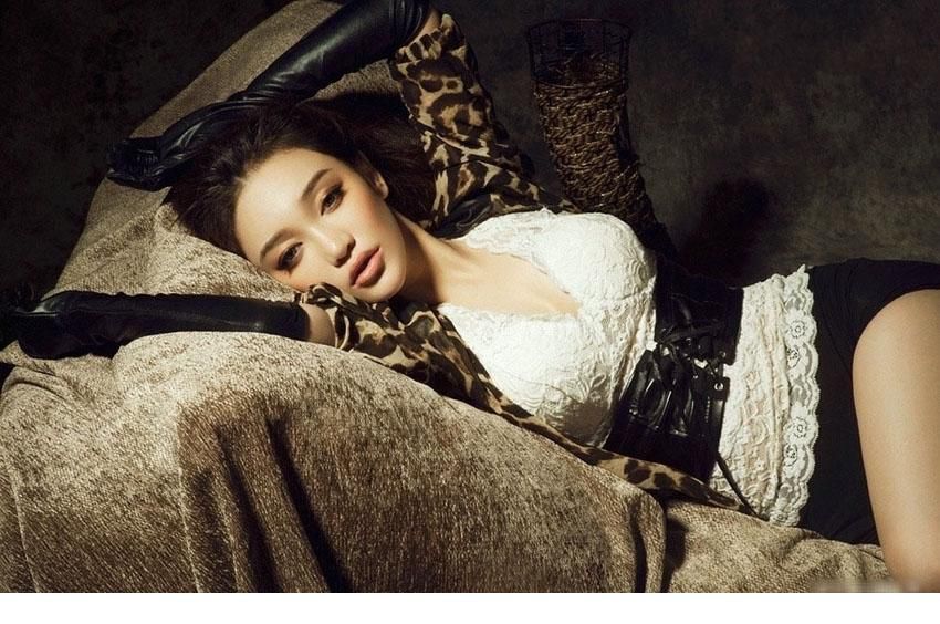 性感豹纹美女私房撩人写真
