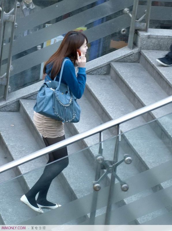 街拍时尚短裙丝袜美眉迷人写真
