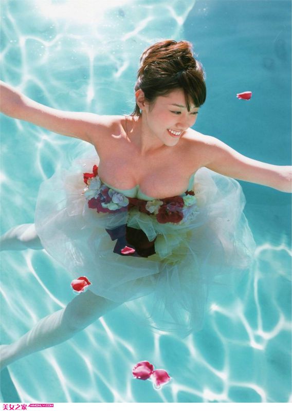 网红美女原干惠泳池秀美臀美腿性感写真