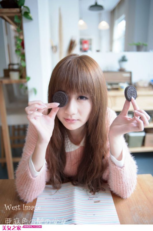 活泼清纯美少女午后迷人写真