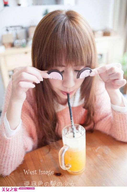 活泼清纯美少女午后迷人写真