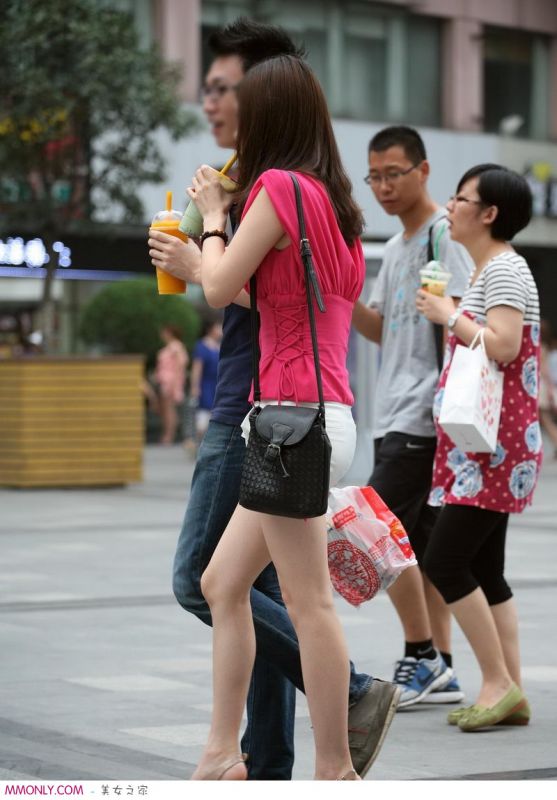 短裙美腿美女街头写真