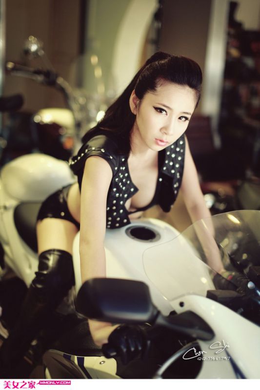 彪悍机车美女美臀美腿演绎另类性感