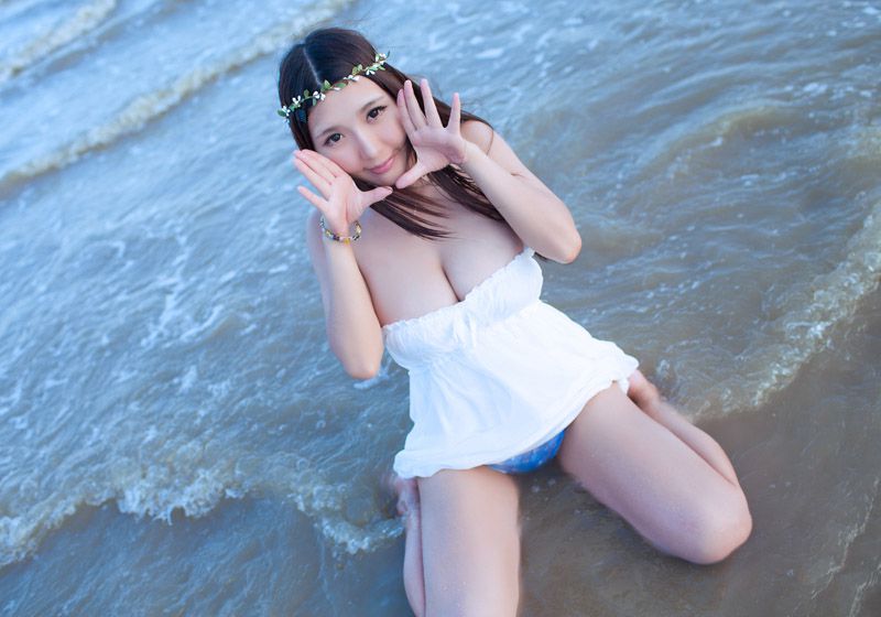 花环美女海边秀巨乳诱人写真