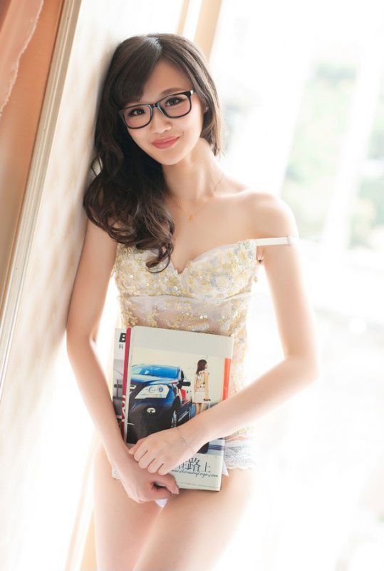 美女杨涵予美臀美腿演绎清纯诱惑