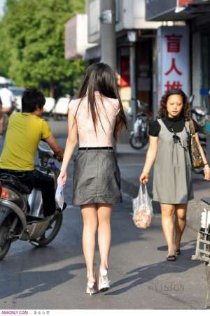 美腿短裙美女街头迷人写真