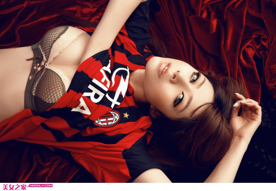 足球宝贝妩媚美胸诱人写真