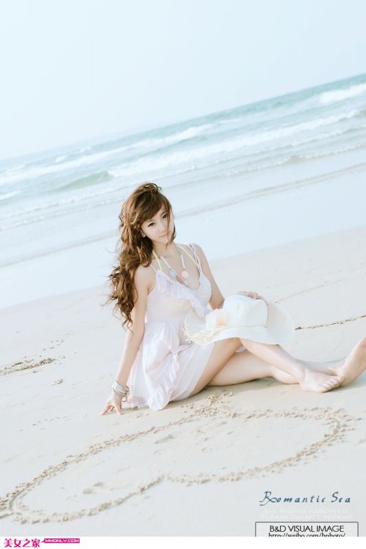 清纯萌妹子海边高清迷人写真