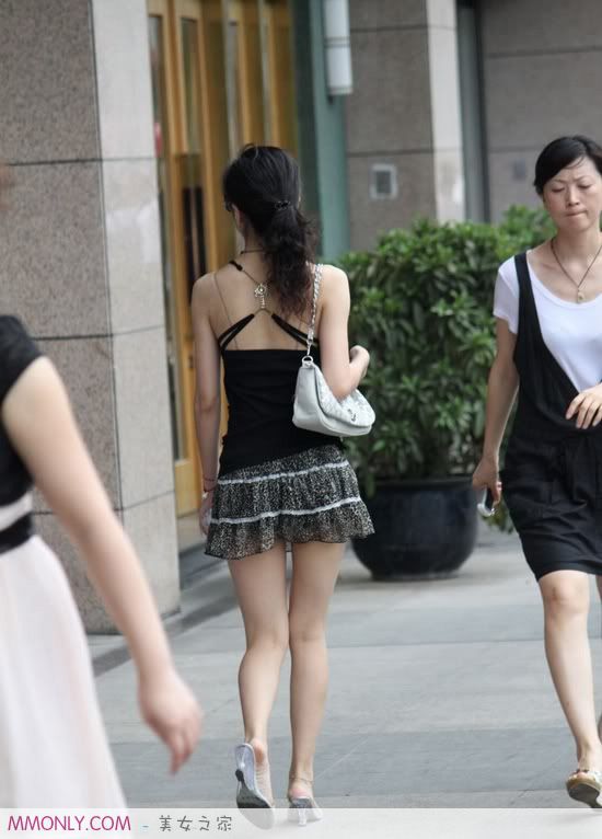 街拍时尚短裙美女高清写真