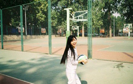 清纯美女宋伊人球场高清写真照