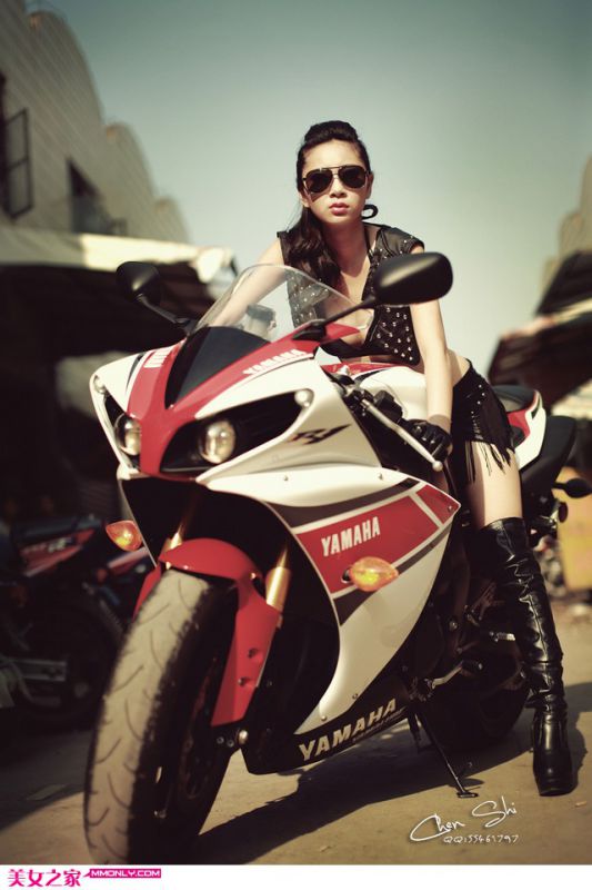 彪悍机车美女美臀美腿演绎另类性感