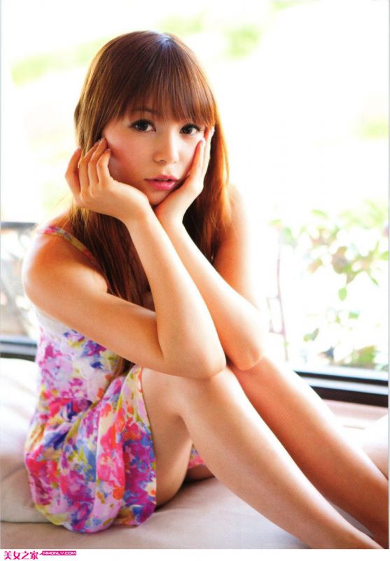 中川翔子妖娆裙装秀美臀