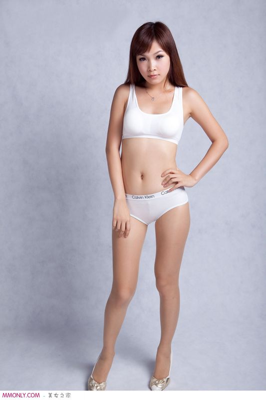 可爱黑色内衣丝袜美女性感写真