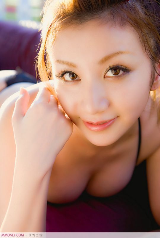 妩媚大胸美女性感诱人写真