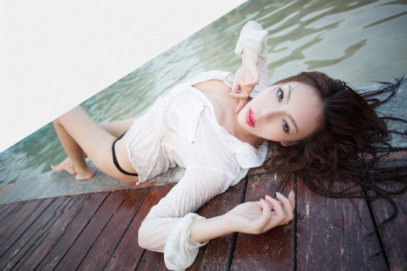 性感爆乳美女沙滩诱人写真