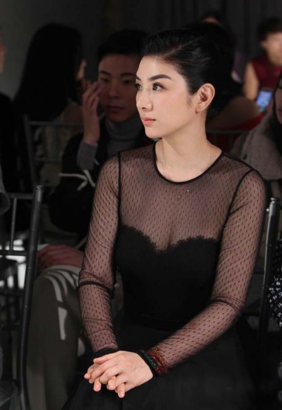 优雅蕾丝长裙女星黄奕高清活动照