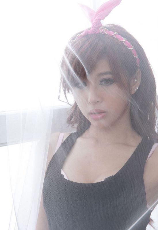 性感爆乳嫩模芹佳私房美腿写真