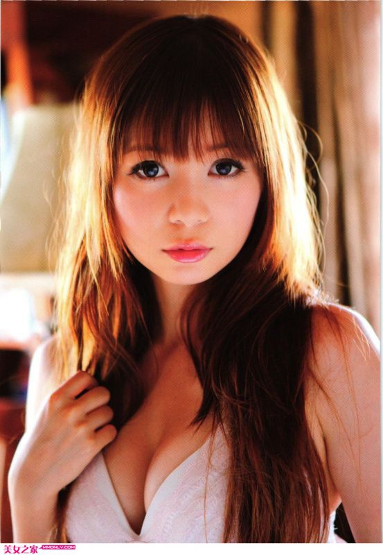 中川翔子妖娆裙装秀美臀