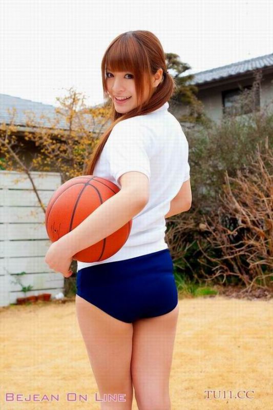 日本可爱美女户外高清写真