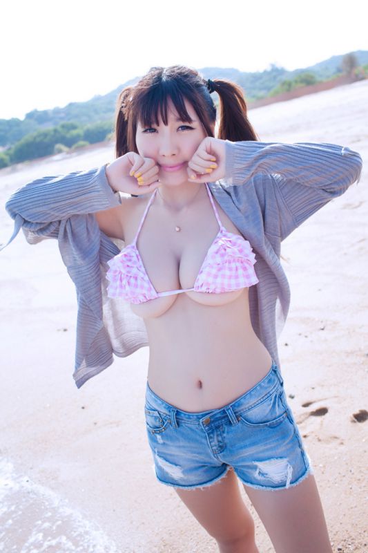 性感巨乳美女莫晓茜海南旅拍诱人写真
