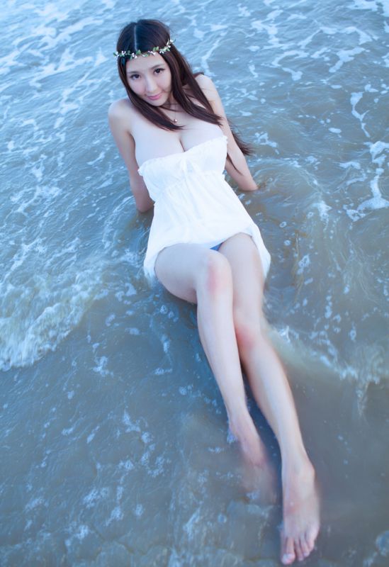 花环美女海边秀巨乳诱人写真